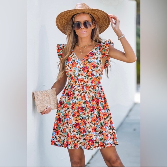 Cupshe Dresses & Skirts - Cupshe dress, floral open sexy back. Light